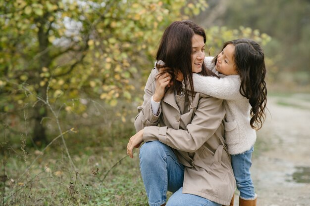 官能的な写真。可愛い女の子。人々は外を歩きます。茶色のコートを着た女性。