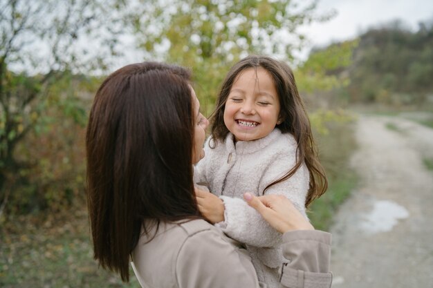 官能的な写真。可愛い女の子。人々は外を歩きます。茶色のコートを着た女性。