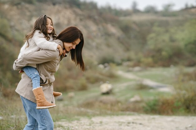 관능적 인 사진. 귀여운 작은 소녀. 사람들은 밖으로 걸어갑니다. 갈색 코트에 여자입니다.