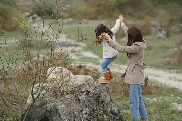 官能的な写真。可愛い女の子。人々は外を歩く