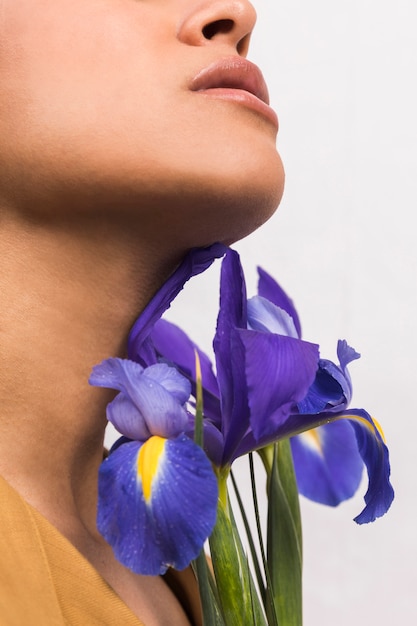 Foto gratuita sensuale donna pura con fiori