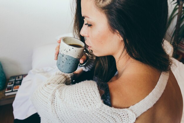 Чувственная женщина, пить кофе