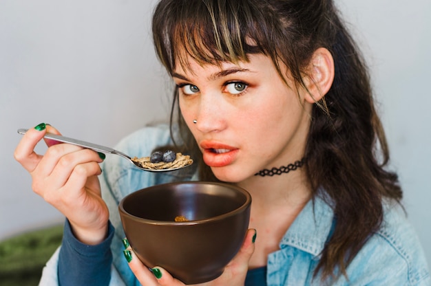 Donna sensuale che ha la prima colazione