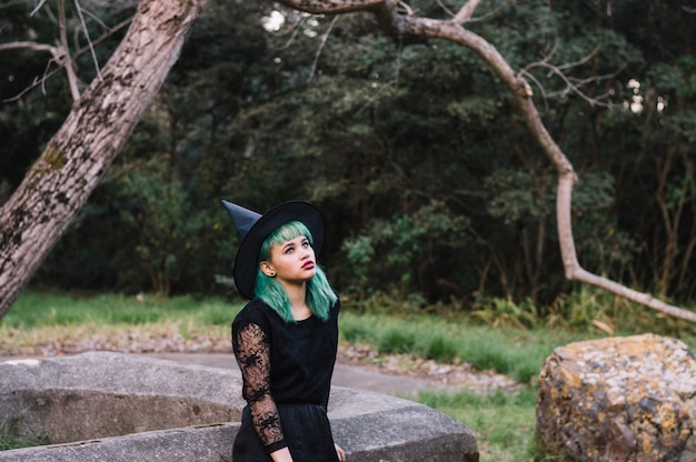 Foto gratuita donna sensuale nel costume della strega nella foresta