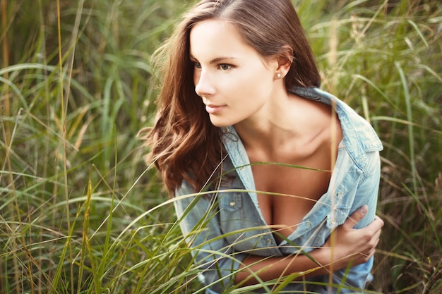 Sensuale donna con una camicia di jeans