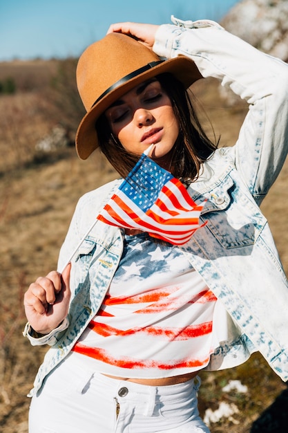 미국 국기와 관능적 인 젊은 여자