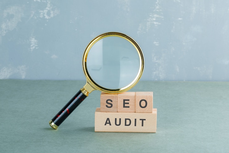 Free Photo seo analysis and business concept with wooden blocks with words on it, magnifying glass side view.