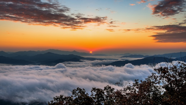 韓国、ソウルの雪岳山は朝霧と日の出に覆われています