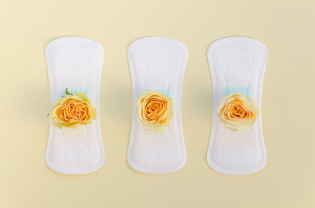 黄色いバラの生理用ナプキンのシリーズ