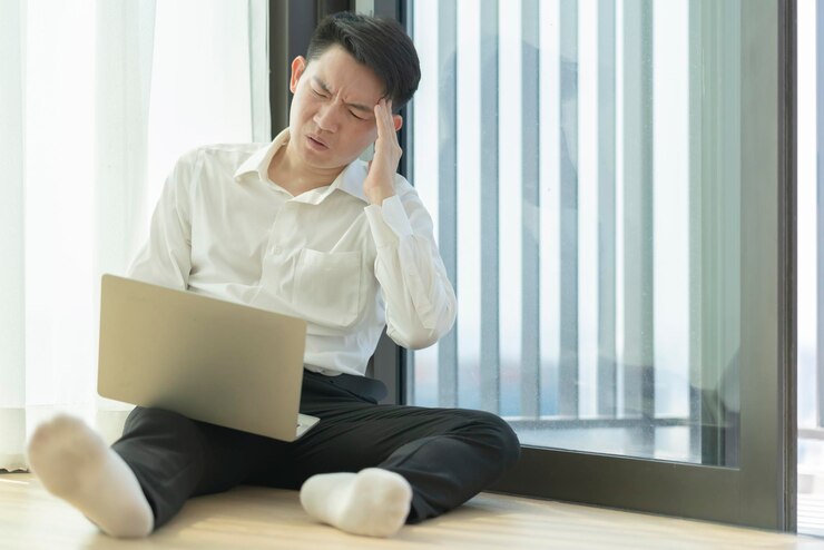 無料Photo 深刻なアジア人男性ミレニアル世代のビジネスマンがビジネスの問題について共感している