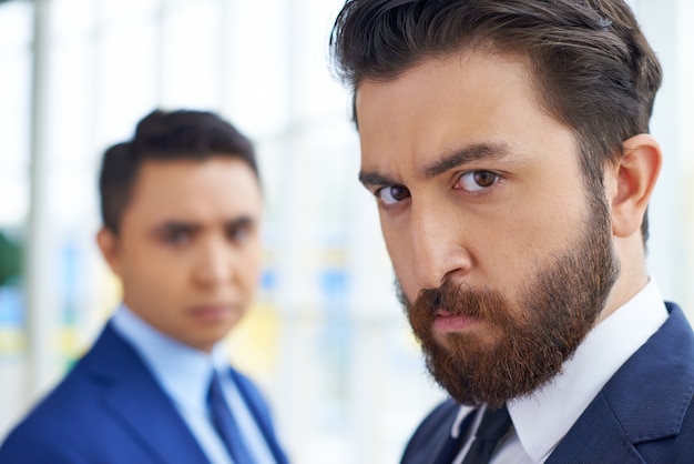 Free photo serious businessmen in the office close-up