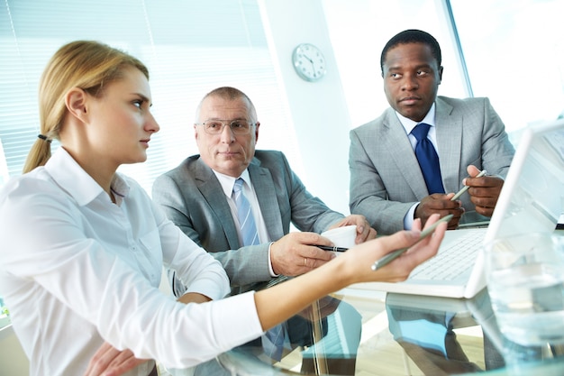 Free photo serious businesswoman analyzing the situation