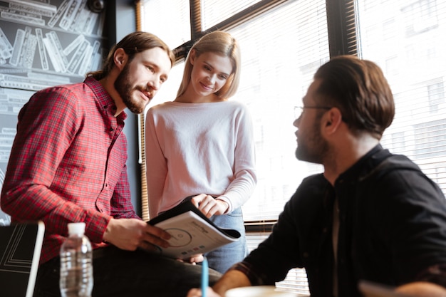 심각한 동료 사무실에 앉아 및 coworking