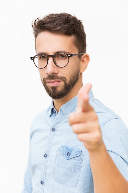 Free photo serious determined guy pointing finger