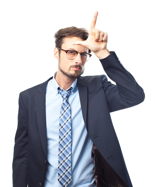 Grave uomo elegante che fa il gesto con la mano perdente