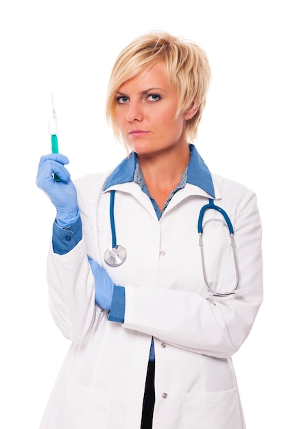 Серьезная женщина-врач готова к уколу