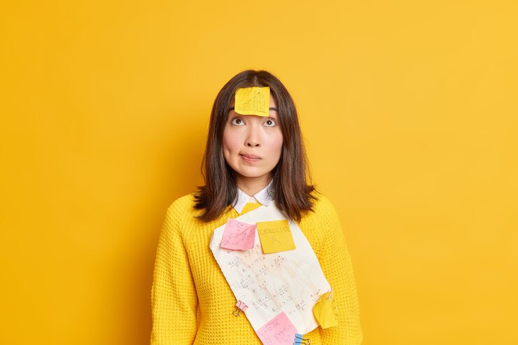 무료 Photo 마케팅 전략에 집중하는 서류 작업에 바쁜 진지한 여성 매니저는 이마에 스티커를 붙여 성공적인 프로젝트를 생각한다.