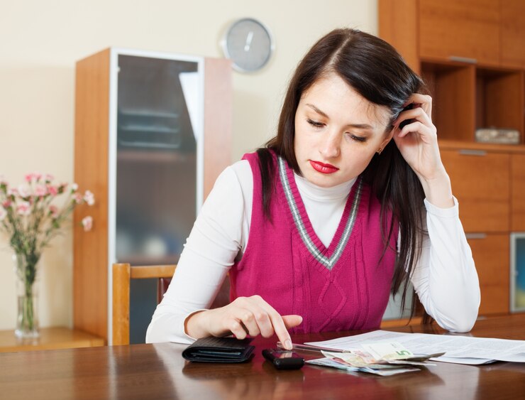मुफ़्त फोटो serious housewife filling in utility payments bills