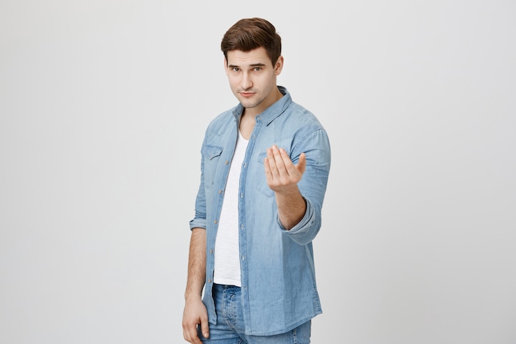 Free Photo serious man tell to come closer