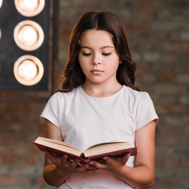 Free photo serious pretty girl reading book