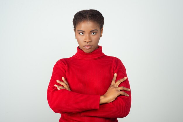 赤いセーターを着ている深刻な厳格な女性