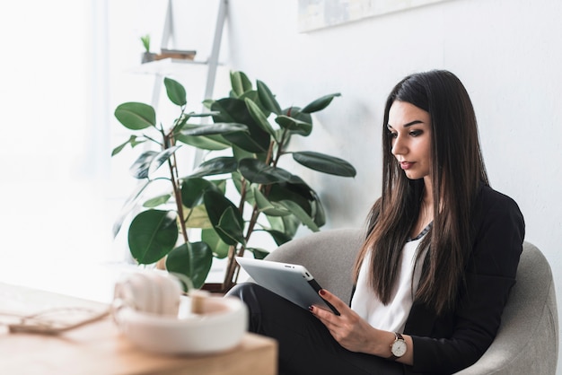 Free photo serious woman browsing tablet