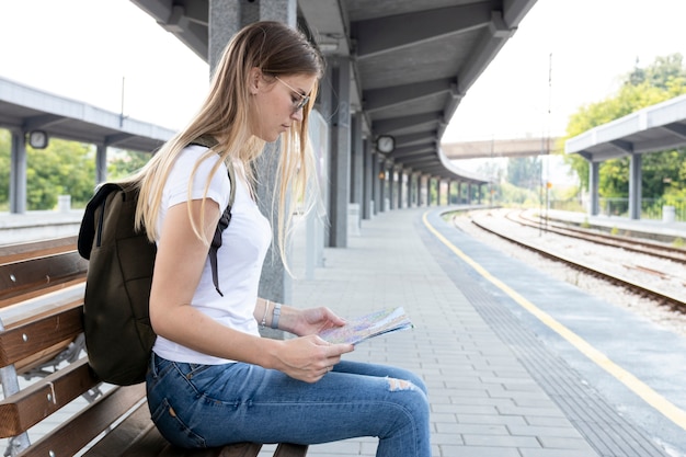 Foto gratuita donna seria guardando una mappa