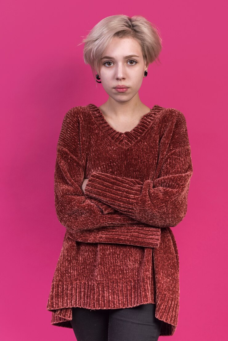 無料Photo 腕を組んで深刻な女性