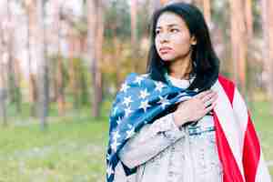 無料写真 アメリカの国旗を持つ深刻な若い女性