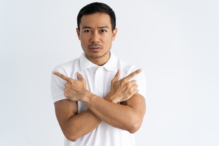 無料Photo 深刻な若い男交差腕