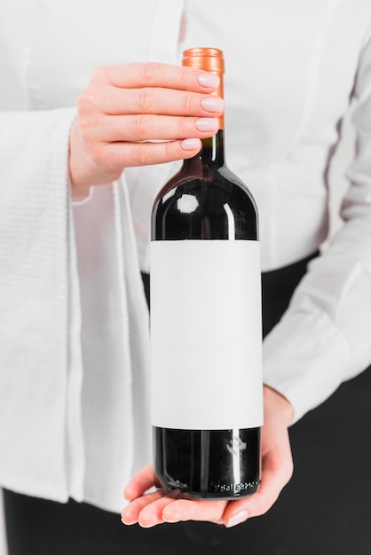 Free photo servant showing bottle of wine