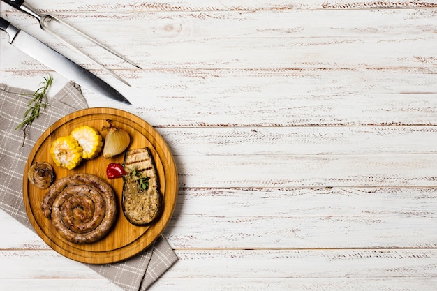 Free photo served bavarian grilled sausages with veggies