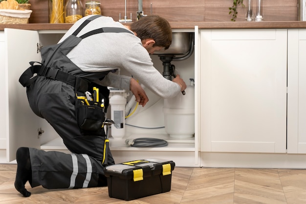 Free photo service maintenance worker repairing