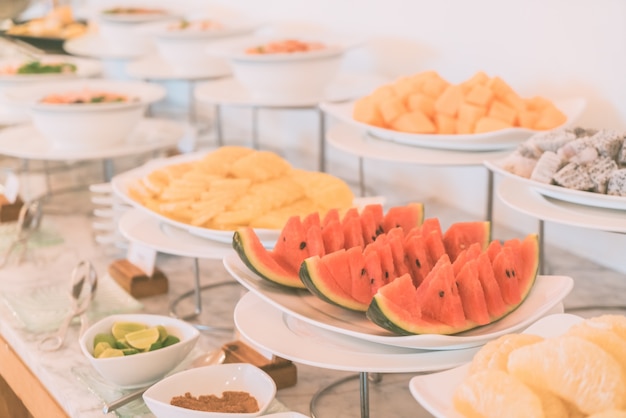 Foto gratuita persone di servizio d'epoca pranzo pasto