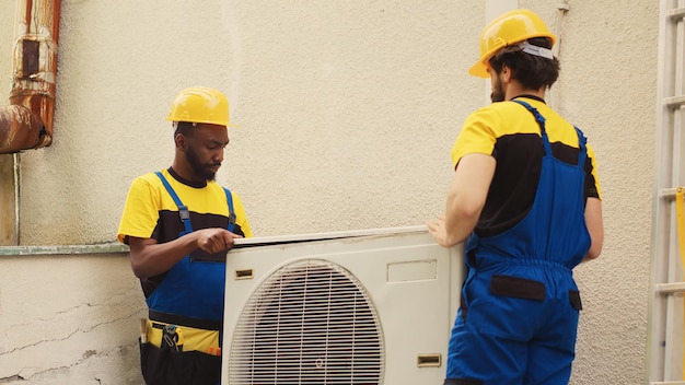 Free photo servicemen teamworking on hvac system