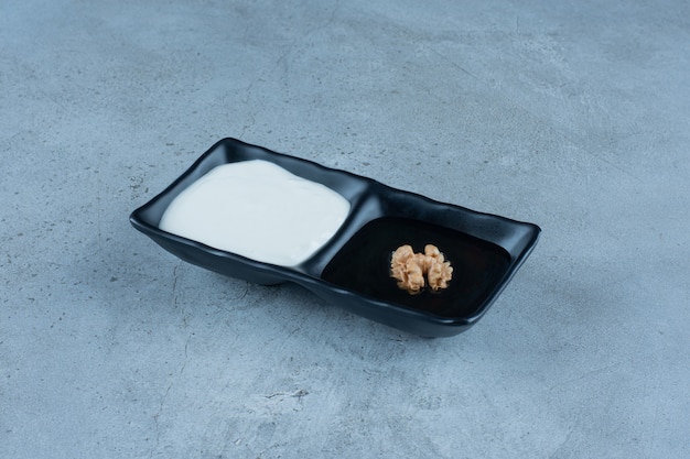 Free photo serving platter with portions of cream and honey on marble.