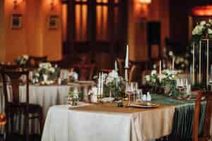 Бесплатное фото Сервировка свадебного стола в винтажном стиле