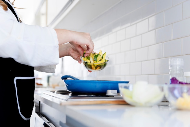 Free photo serving zucchini on frying pan