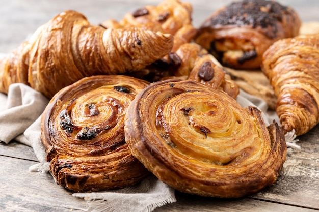 Foto gratuita set di pasticcini di panetteria su tavolo di legno