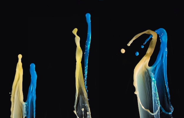 Set di waterdrop blu e giallo isolato su sfondo scuro