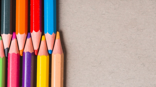 Набор ярких цветных карандашей