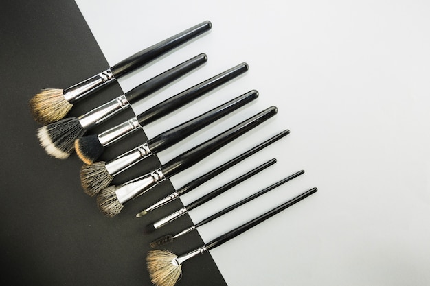 Free photo set of cosmetic brushes