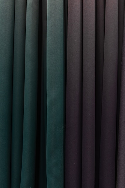 Набор из темных разноцветных плотных тканей однородной текстуры, выбор материалов разных цветов.
