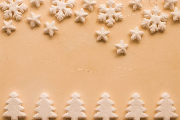 装飾的なクリスマスの雪片、星とモミのセット