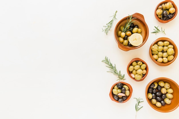 Free photo set of deep plates with olives