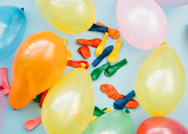 Set di diversi palloncini luminosi