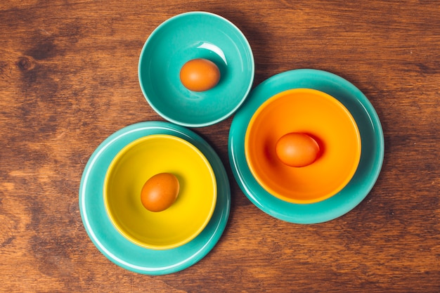 Free photo set of easter eggs on bright plates and bowls