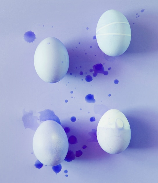 Набор пасхальных яиц между брызгами красителя жидкости
