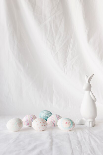 토끼의 그림 근처 패턴 부활절 달걀의 집합