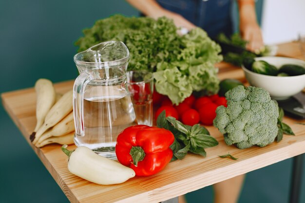 신선한 생 야채 세트입니다. 현대 부엌 방에있는 테이블에 제품. 건강한 식생활. 유기농 식품.